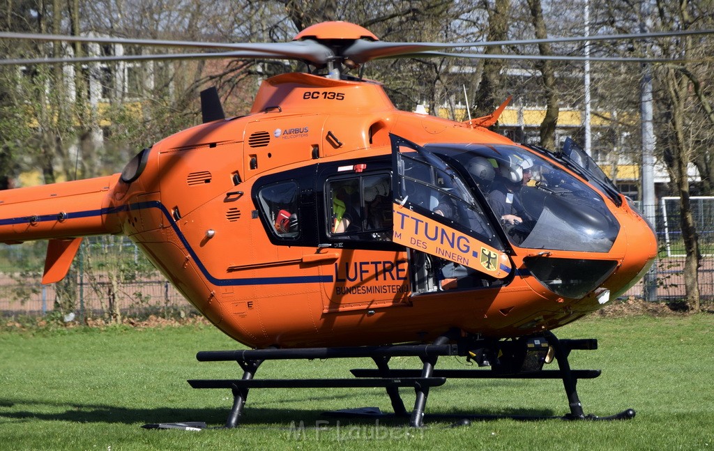 Einsatz Christoph 3 Koeln Vingst Oranienstr Landung Passauerstr P11.JPG - Miklos Laubert